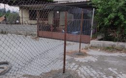 Tel örgü çekip yolu kapattı