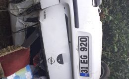 Otomobil bahçeye uçtu, sürücü hafif yaralı kurtuldu