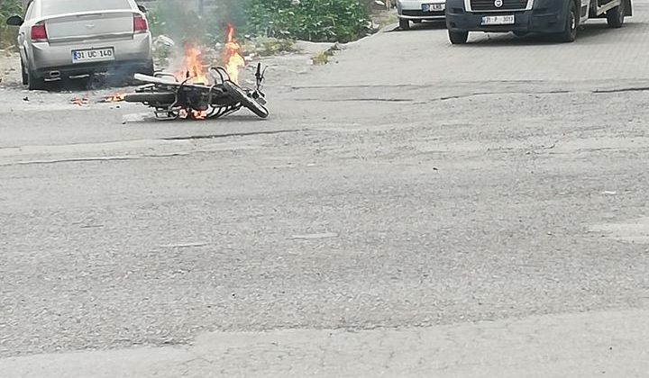 Ceza yazılmasına kızan sürücü motosikletini yaktı