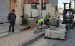 ASFALT ÇALIŞMALARI TAMAMLANAN SOKAKLARDA KALDIRIMLAR DA YENİLENİYOR