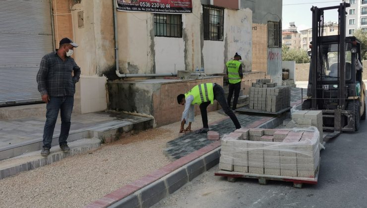 ASFALT ÇALIŞMALARI TAMAMLANAN SOKAKLARDA KALDIRIMLAR DA YENİLENİYOR