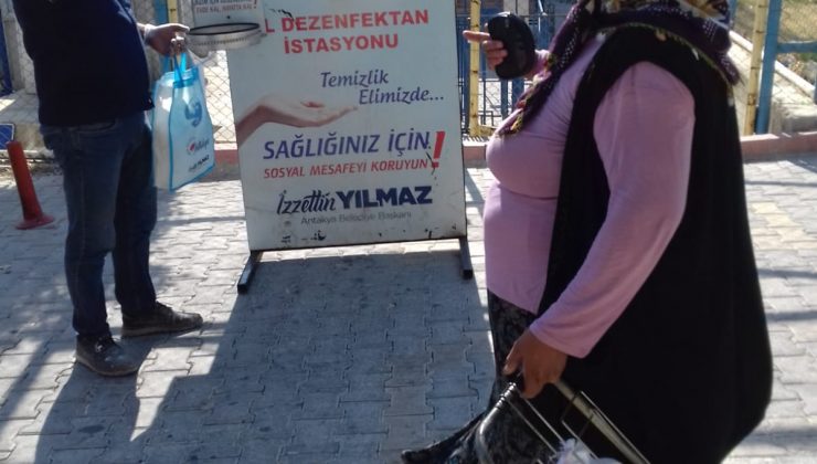 PAZARLARDA MASKE DAĞITIMI DEVAM EDİYOR