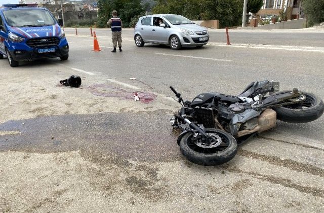 Samandağ'da motosikletler çarpıştı: 2 yaralı