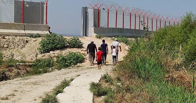 Tarım arazilerini sınıra çekilen duvar böldü