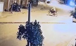 Evin önünden yapılan motosiklet hırsızlığı kameraya yansıdı