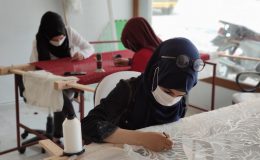 Savaştan kaçan kadınlar genç kızların hayallerine ortak oluyor