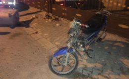 Kontrolden çıkan motosiklet çöp konteynerine çarptı