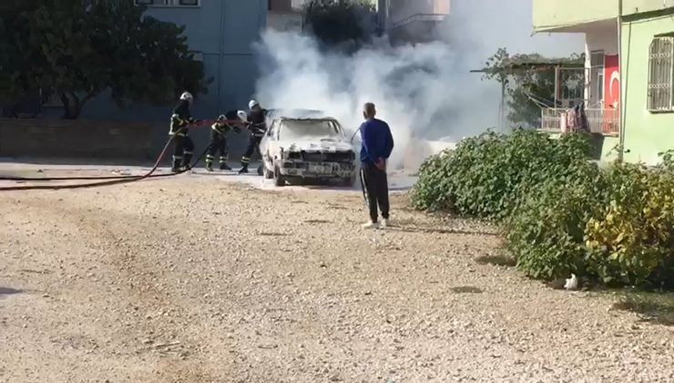 Park halindeki otomobil alev alev yandı