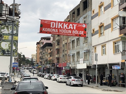 Hatay'da "Dikkat korona yoğun bölge" yazılı afişler asıldı