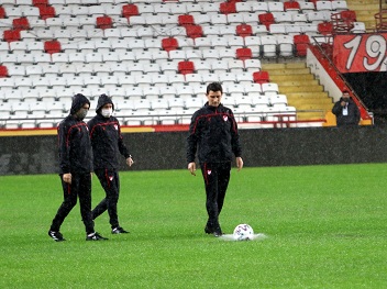 Antalyaspor – Hatayspor maçı yağmur sebebiyle ertelendi