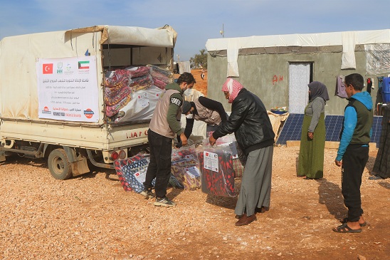 Suriye’deki kamplarda gıda kolisi ve battaniye dağıtıldı