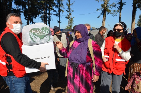 Hatay’daki Suriyeli mültecilere gıda ve giyecek yardımı