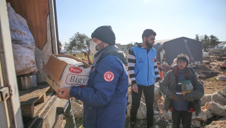 İdlib’de çamur içinde yaşayan aileler sıcak yuvaya kavuşuyor