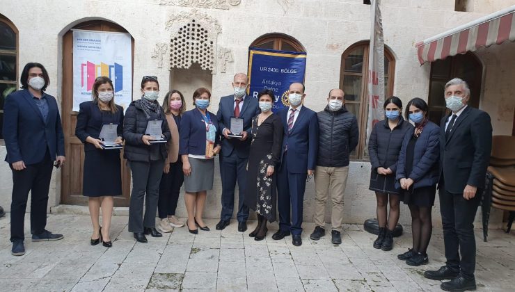 Antakya Defne Rotary Kulübü tarafından " Aile ve Toplum Hizmet Ödülü" verildi