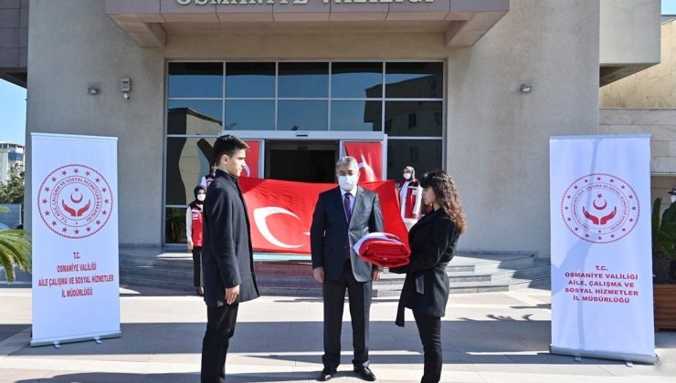 Hatay’dan getirilen Türk bayrağı Osmaniye’de teslim alındı