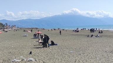 Hatay’da yasaksız ilk pazarda sahillere akın ettiler