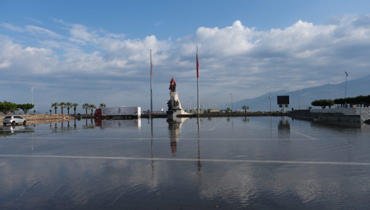 İskenderun'da anıt meydanı ve caddeler sular altında kaldı