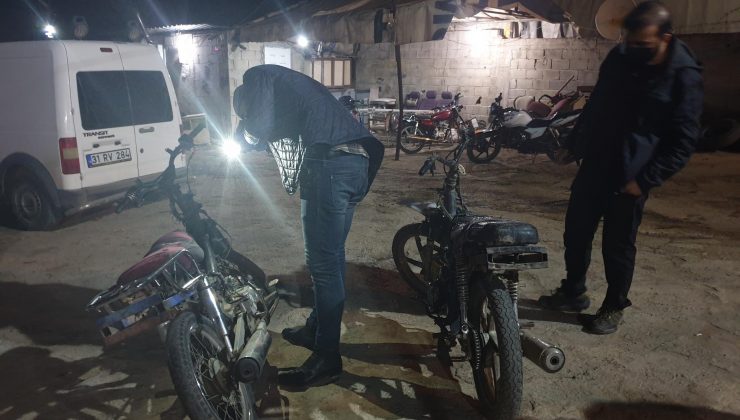 Reyhanlı'da çalıntı motosikletler denetim yapan polise takıldı