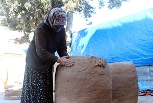 Ekmeğini çamurdan çıkartıyor