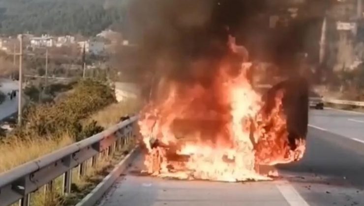 Araç otobanda aniden alev aldı, canlarını zor kurtardılar