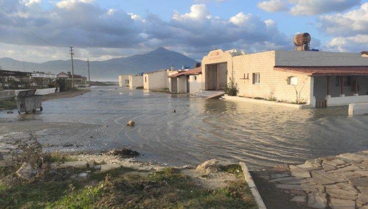 Hatay’da deniz taştı, iş yerleri ve caddeler sular altında kaldı