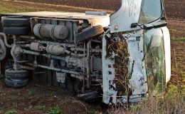Hatay’da yağ dolu kamyonet devrildi: 3 yaralı