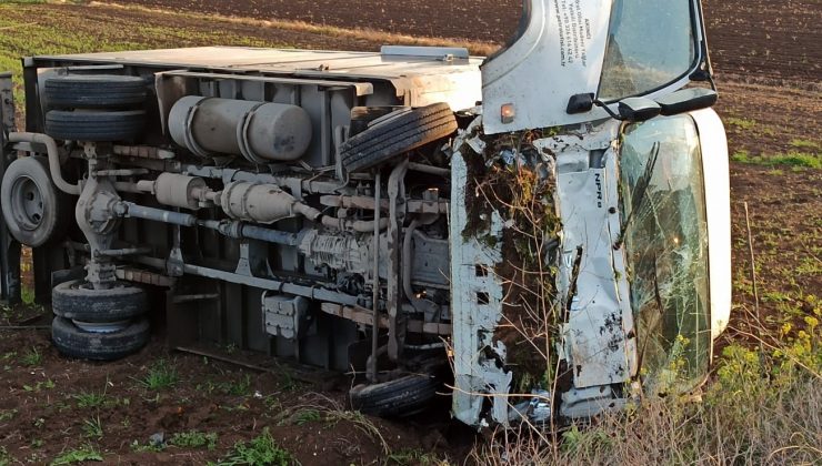 Hatay’da yağ dolu kamyonet devrildi: 3 yaralı