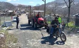 Yolda kalan traktörü motosiklet ile çektiler