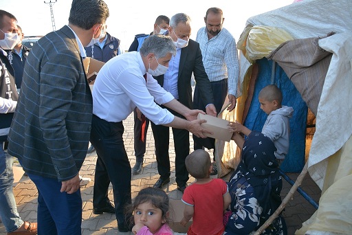 BAŞKAN YAVUZ ÇADIRDA YAŞAYAN ÇOCUKLARIN BAYRAMINI KUTLAYIP AYAKKABI HEDİYE ETTİ