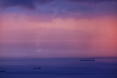 İskenderun Körfezi’nde yağmurlu hava ile günbatımı kartpostallık görüntü oluşturdu