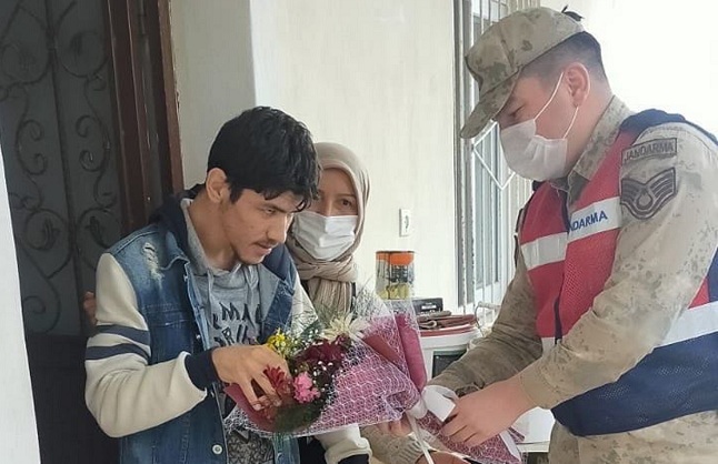 Jandarma, otizmli gençleri unutmadı