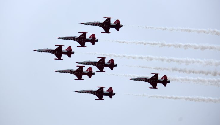 Türk Yıldızları’ndan İskenderun’da selamlama uçuşu