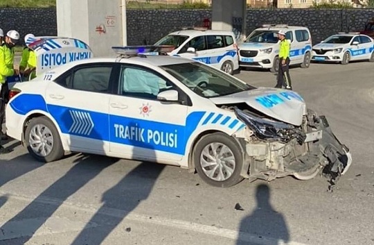 Hatay’da polis aracı ile otomobil çarpıştı: 4 yaralı