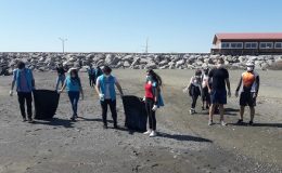 Gönüllü gençlerden sahilde çevre temizliği