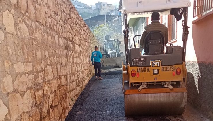 ALTYAPI ÇALIŞMALARI TAMAMLANAN YOLLARDA ASFALTLAMA DEVAM EDİYOR