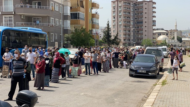 Hatay’da pazarcı esnafı 20 ton sebzeyi ücretsiz dağıttı