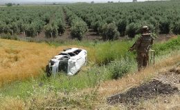 Askerleri taşıyan minibüs devrildi: 3 yaralı