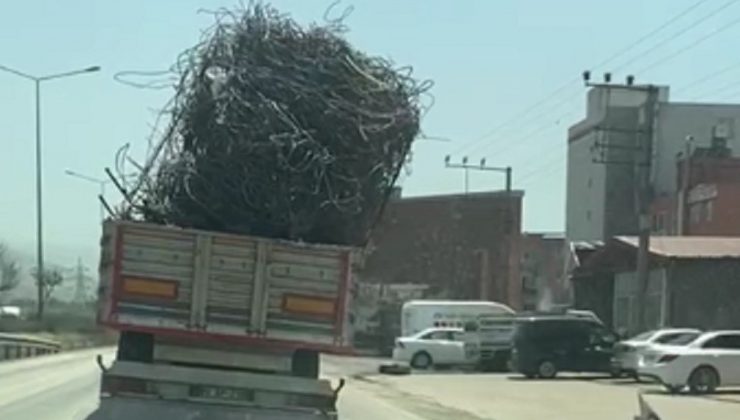 Hatay’da hurda demir yüklü kamyonun tehlikeli yolculuğu