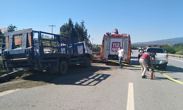 Otoyolda devrilen kamyonun sürücüsü hayatını kaybetti