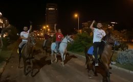İsrail’i at üzerinde protesto ettiler