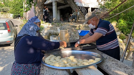 Kadınlar yapıyor, erkekler pişiriyor