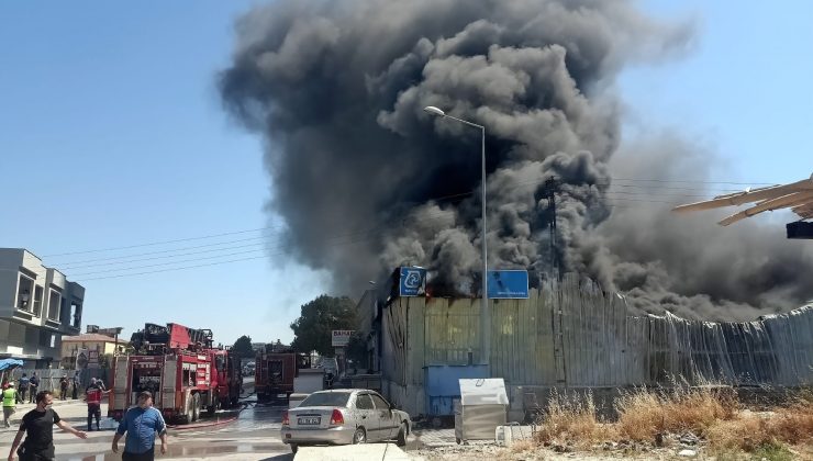 Hatay’da izolasyon satılan bir iş yerinde yangın çıktı