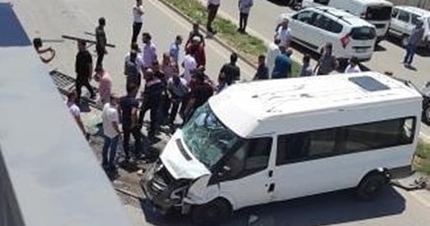 Hatay’da jandarma personelini taşıyan minibüs devrildi: 3 yaralı
