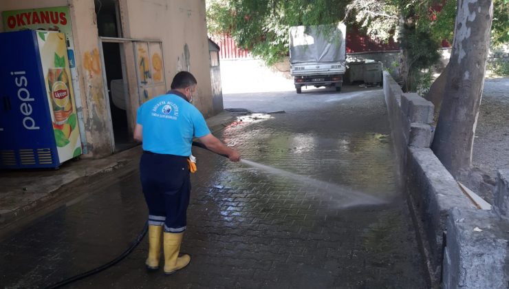 ANTAKYA BELEDİYESİ EKİPLERİ KISITLAMA DÖNEMİNDE YIKAMA ÇALIŞMALARINI SÜRDÜRDÜ