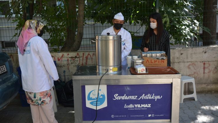 ANTAKYA BELEDİYESİ EKİPLERİNDEN SINAV ÖNCESİ ÇAY, SİMİT İKRAMI