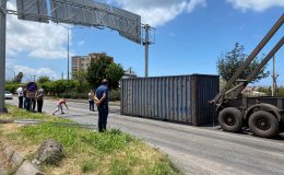 Hatay’da tırın açılan dorsesi yön levhalarına çarptı