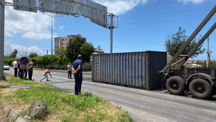 Hatay’da tırın açılan dorsesi yön levhalarına çarptı