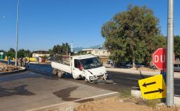 Hatay’da kamyonet ile otomobil çarpıştı: 2 yaralı