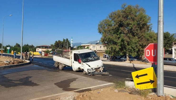 Hatay’da kamyonet ile otomobil çarpıştı: 2 yaralı