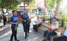Samandağ zabıtası karanfil dağıttı